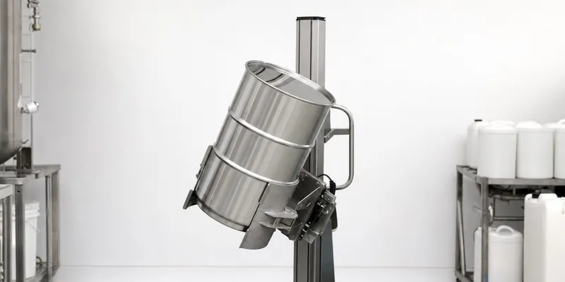 Employee using the mobile lifter ezzLIFT for ergonomic dosing from a barrel in the food industry