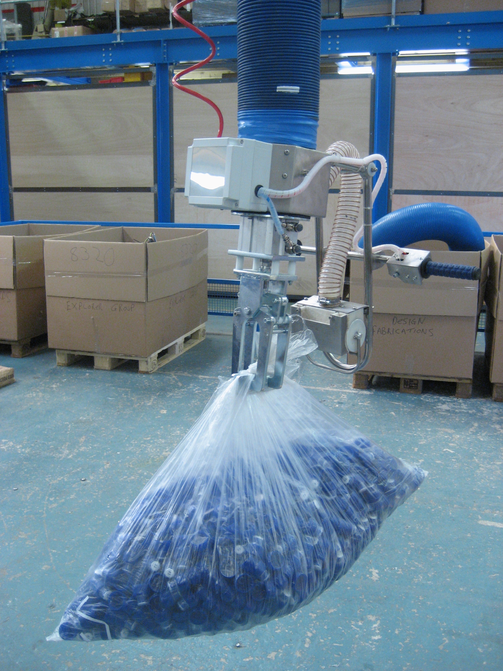 Place sacks and bags precisely with vacuum lifters