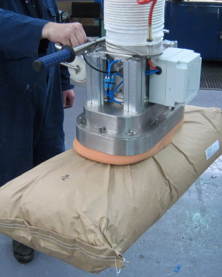 Place sacks and bags precisely with vacuum lifters